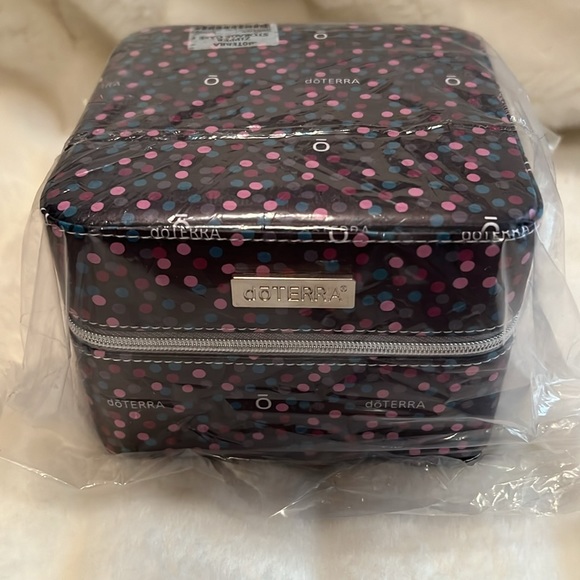 🖤🖤PRICE DROP🖤🖤NWOT💜DOTERRA💜ZIPPER STORAGE CASE💜6 ROLLER BOTTLES &16 OILS - Picture 2 of 7